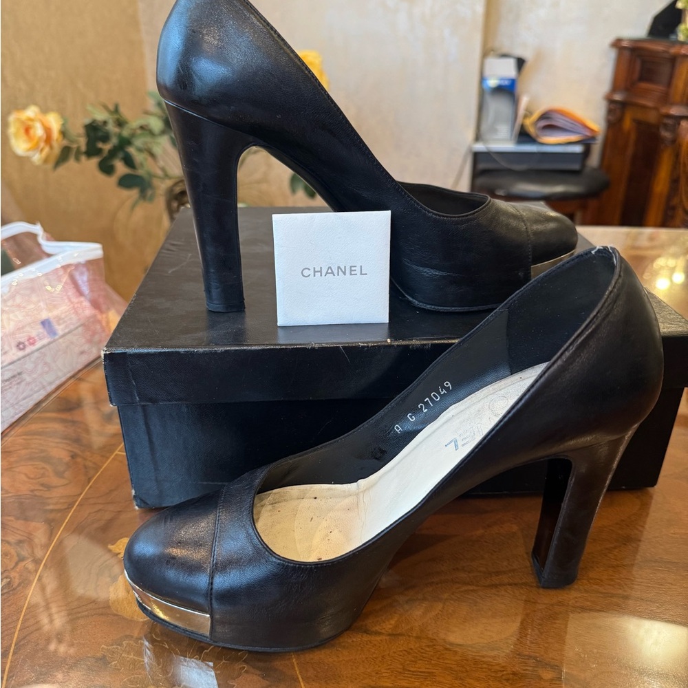 Authentic CHANEL leather logo metal plate platform pump
EU 39.5 USA Sz 9.5 - Picture 7 of 15